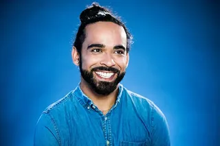 蓝色照片中的微笑男人