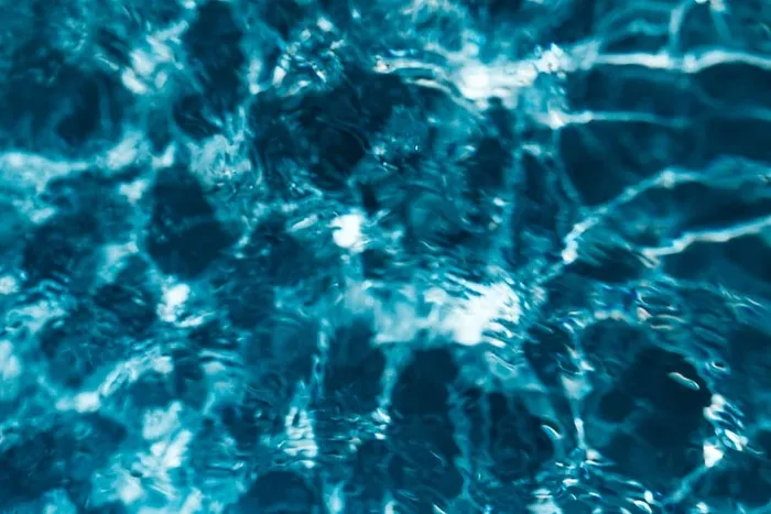 游泳池中波浪状的水面
