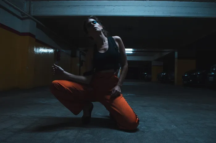 穿着背心跪在地板上的女人