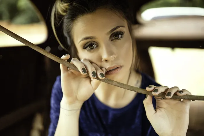 身着蓝色上衣的女子的特写照片