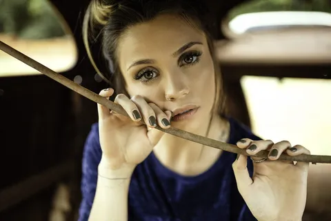 身着蓝色上衣的女子的特写照片