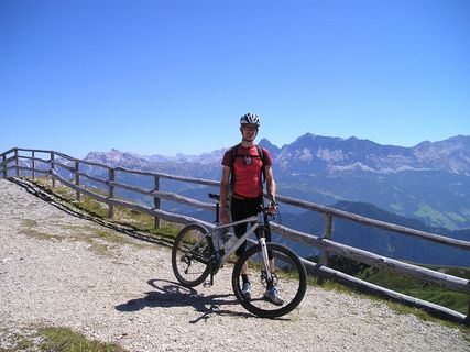 男子，控股，自行车，骑自行车，山地自行车，山地自行车，山地自行车，旅游