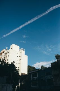 白色和黑色混凝土建筑