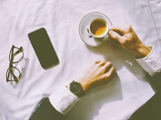 拿着一杯咖啡的人