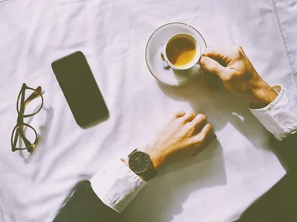 拿着一杯咖啡的人 拿着一杯咖啡的人