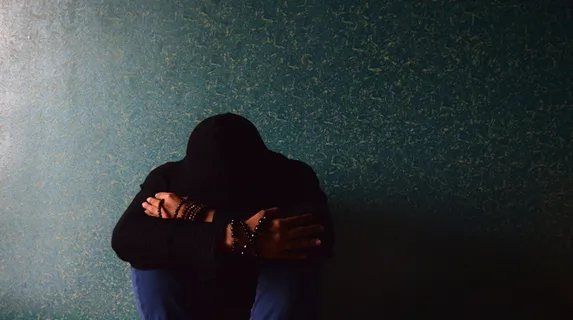 人，跪着，旁边，绿色，墙，男人，沮丧，连帽衫