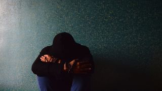 人，跪着，旁边，绿色，墙，男人，沮丧，连帽衫