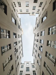 米色高层建筑，建筑，城市，城镇，城市，窗户，家居装饰，公寓楼