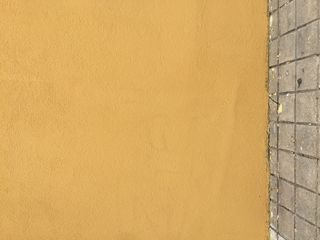 葡萄牙，波尔图，电视。das almas 45，地板，黄色，墙壁，橙色，墙壁建筑特征