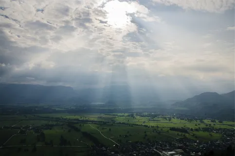 阳光、天空、云、风景、绿色、草、田野、树木 阳光、天空、云、风景、绿色、草、田野、树木