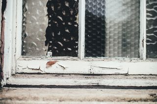 白色木框透明玻璃窗