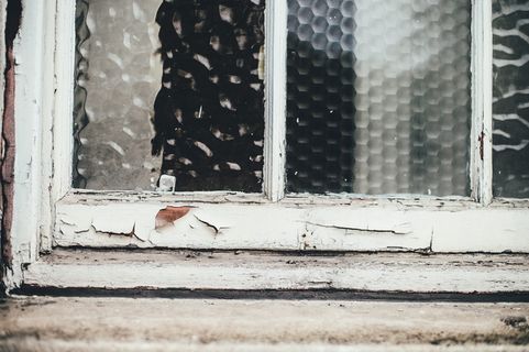 白色木框透明玻璃窗 白色木框透明玻璃窗