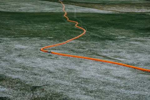 水体上的橙色软管