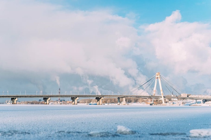 灰色，混凝土，桥梁，白天，顶部，地面，覆盖，雪