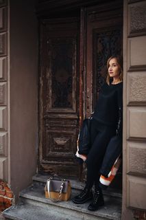 街上年轻女子的画像