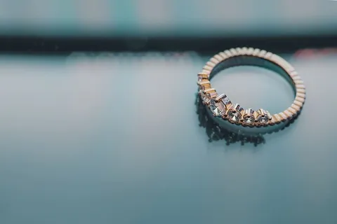 金色钻石订婚戒指 金色钻石订婚戒指