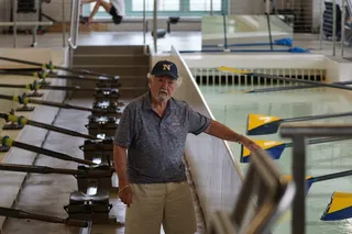 站在桨之间的男子