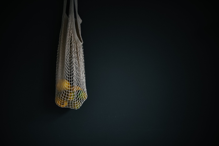 白色的篮子，里面有圆形的黄色水果