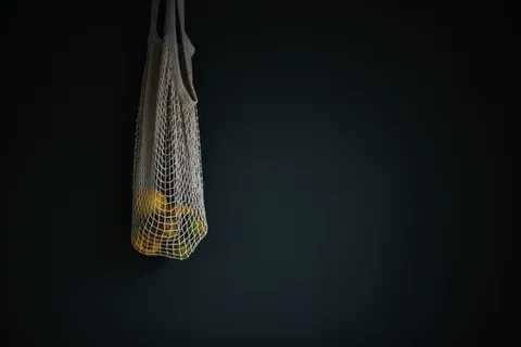 白色的篮子,里面有圆形的黄色水果 白色的篮子,里面有圆形的黄色水果