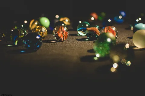 各色大理石球拍的特写照片 各色大理石球拍的特写照片