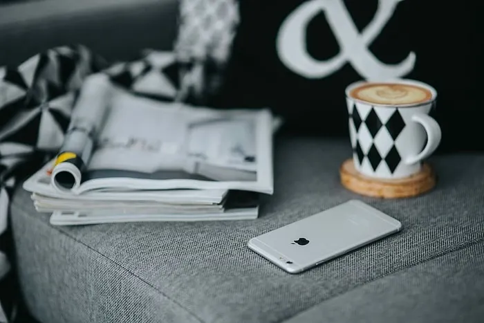 拿着杂志和咖啡休息