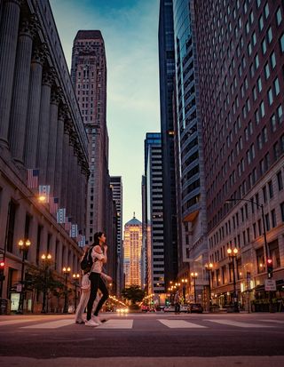 两名女性穿过人行道