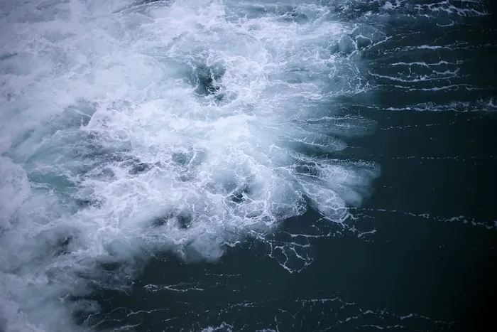 海浪航拍照片