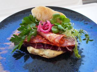 三明治，萨拉米香肠，意大利，腌制红洋葱，即食，新鲜，食品和饮料，盘子