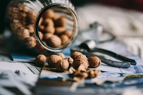 盛满胡桃的罐子，碗里有新鲜健康的奶昔和薄纱