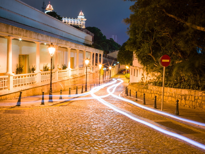 夜间街道上的黑色灯柱