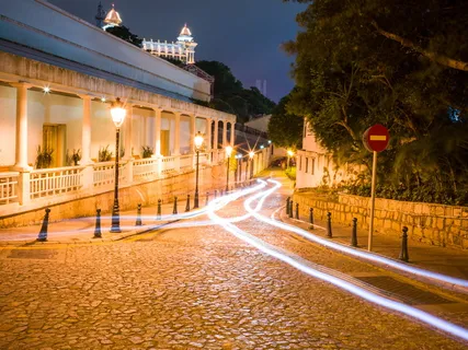 夜间街道上的黑色灯柱