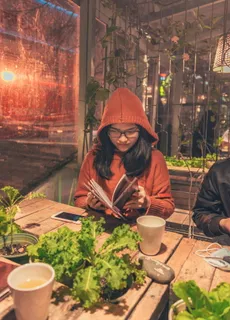 读书时穿着红色夹克的女人 读书时穿着红色夹克的女人