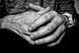 灰度照片，人，手，手，人，人，人，白，时间