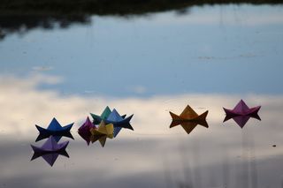 各色纸船，车身，水，白天，纸，船，有色，有色