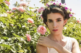 一个戴着花头饰的女人的特写照片