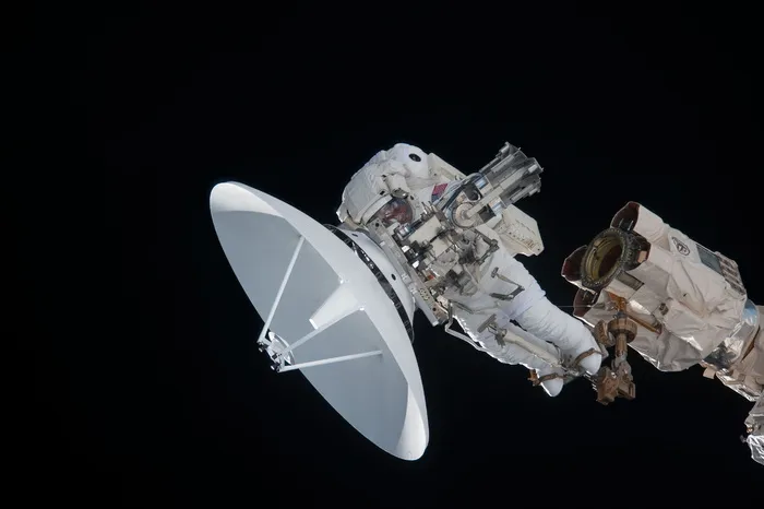 天线、碟形卫星天线、抛物面反射镜、接收日期、nasa、宇航员、加拿大人garrett reisman