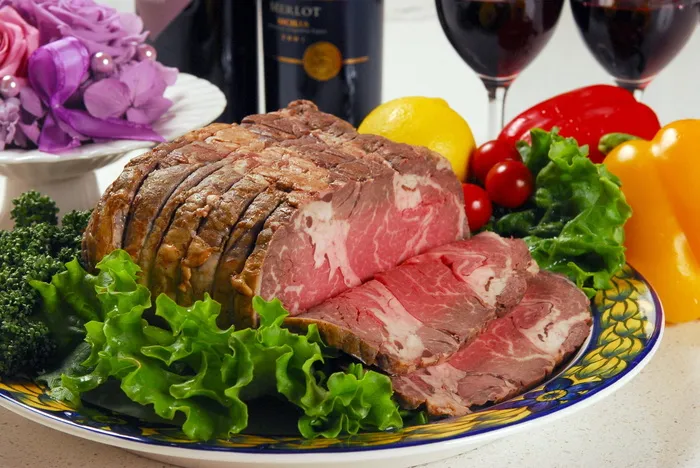 牛排、生菜、西红柿、甜椒、酸橙、柠檬、肉、牛肉
