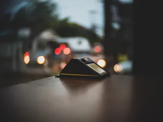 黑色桌面装饰的浅层照片