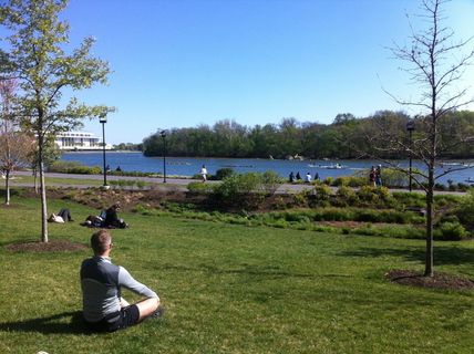 瑜伽，波托马克河，宁静，户外，一人，仅限成人，仅限一人，坐着