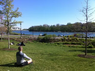 瑜伽，波托马克河，宁静，户外，一人，仅限成人，仅限一人，坐着