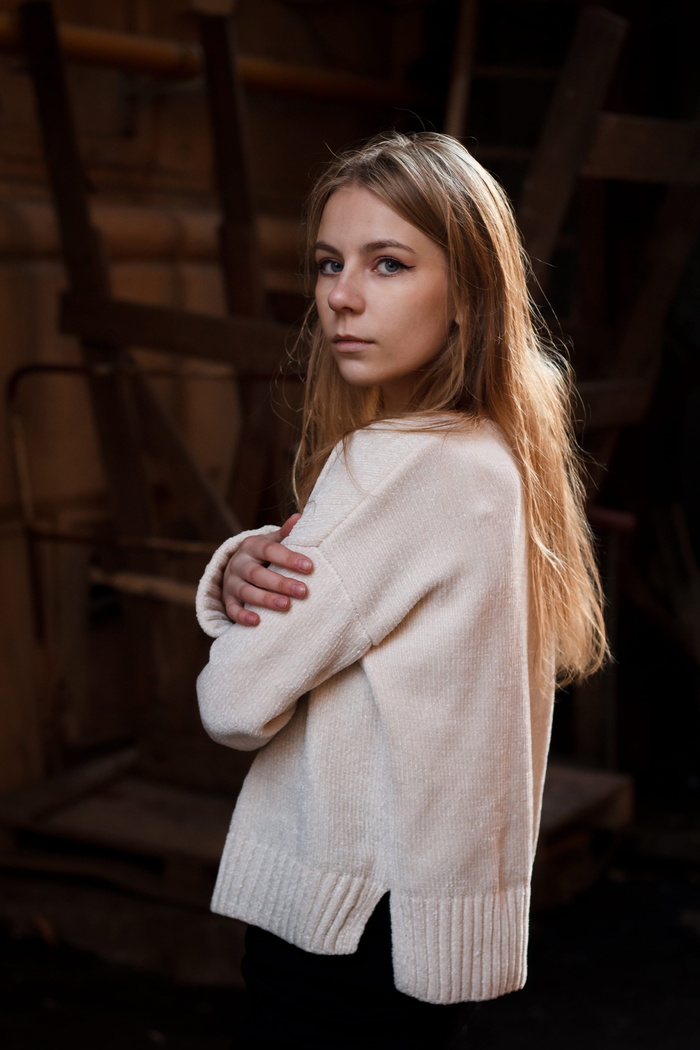 一位双臂交叉的站立女性的照片