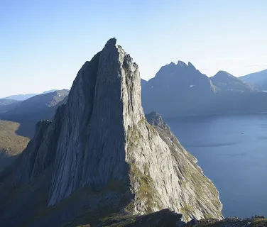 白天水体附近的灰色岩层 白天水体附近的灰色岩层