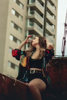 肖像、女性、模特、坐姿、建筑、公寓、阳台、工业