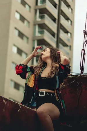 肖像、女性、模特、坐姿、建筑、公寓、阳台、工业