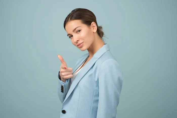 身穿蓝色披肩翻领西装夹克的女子