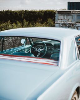 没有人的浅蓝色车辆