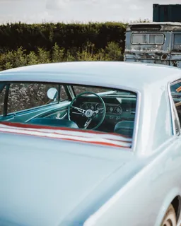 没有人的浅蓝色车辆