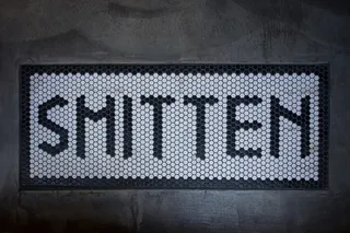 美国、贝克斯菲尔德、斯密顿咖啡馆、白色、深色、水泥、墙纸、黑色瓷砖