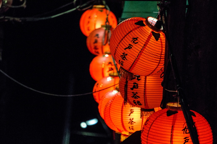 夜间挂在街上的橙色中国灯笼亮着