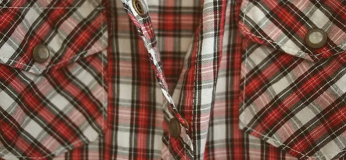 灰色、黑色和红色格子连衣裙衬衫,带胸袋 灰色、黑色和红色格子连衣裙衬衫,带胸袋